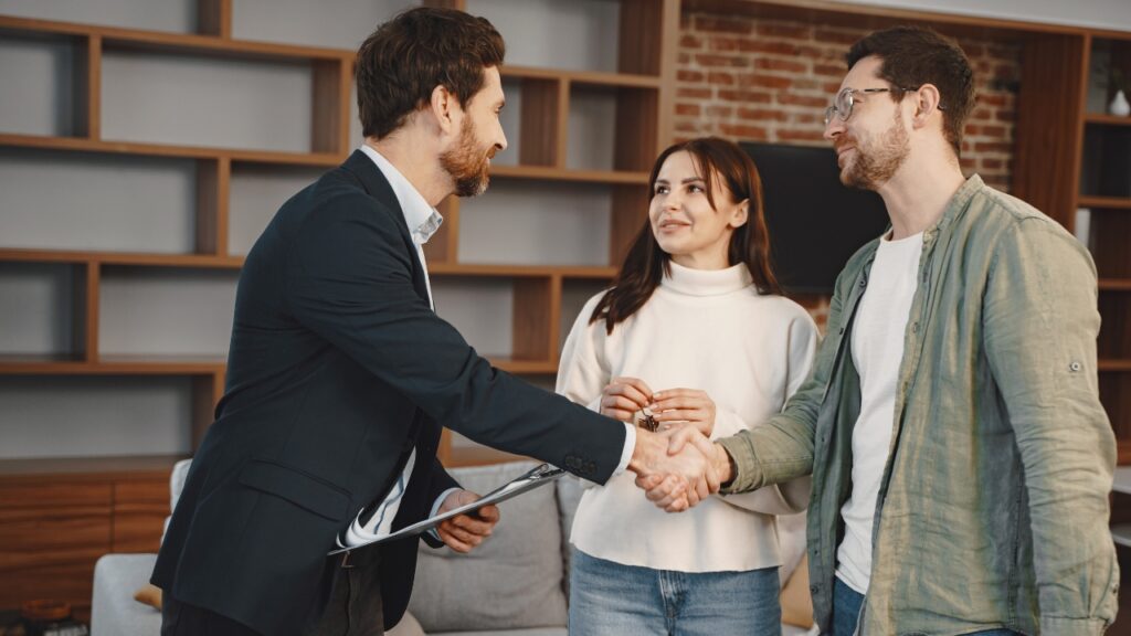 agent immobilier avec client